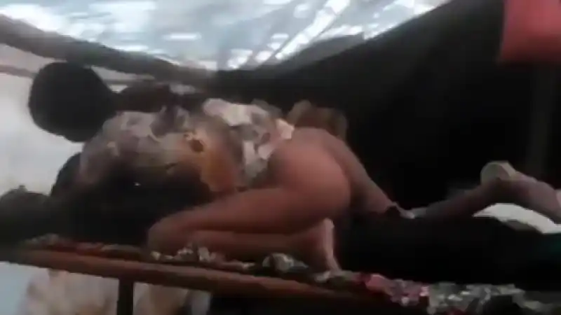 Kürt kuzenler köyde çadırda kucakta sikişiyor çadır sallanıyor Turk porno - Sansürsüz türbanlı türk pornoları
