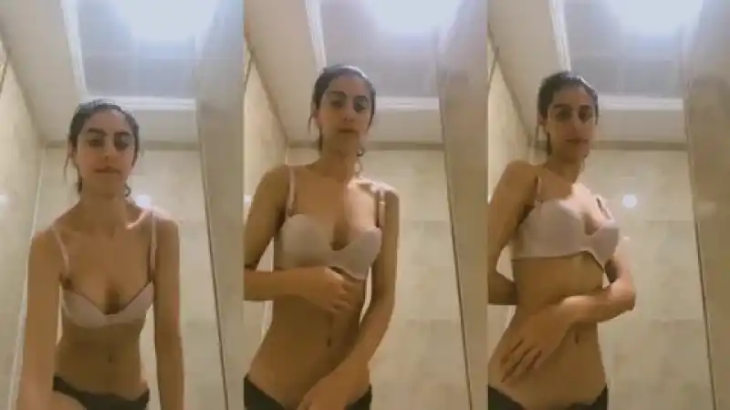 porno türbanlı: Zayıf çıtır banyoda küçük memelerini gösteriyor Türk ifşa twitter süleyman 