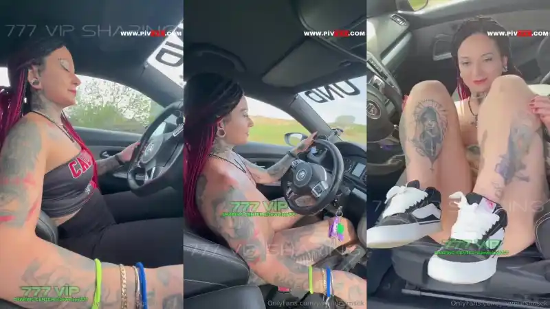 Yağmur şimşek arabada dövmelerini ve amını sergiliyor - porno izle (Bedava)