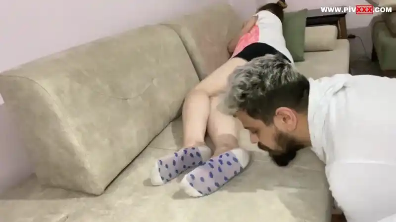 porno izle: Uyuyan kizin ayaklarini koklarken yakalaniyor 