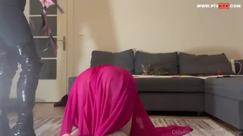 Köleyi kadın kılığıına sokup dövdük - Full İzle türbanlı porno izle