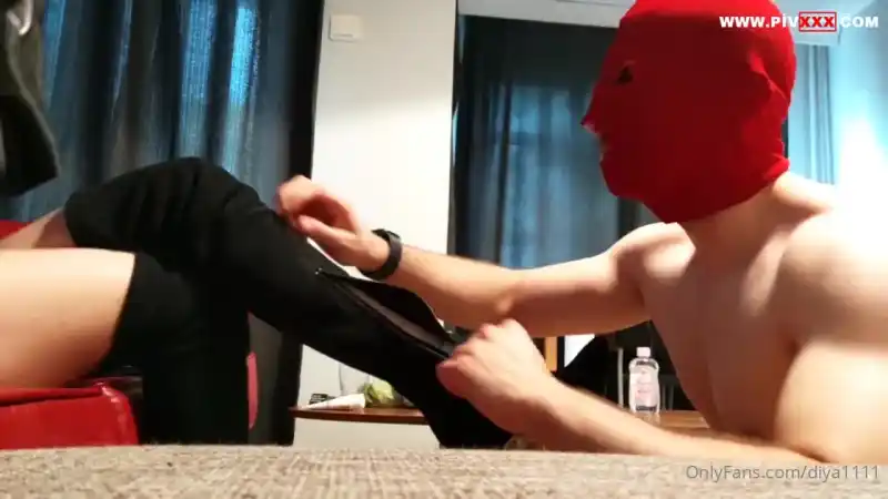 porno izle: Ayak yalatma ve yüze oturma 