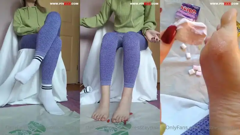 Terli tabanlarımın aromasıyla jelibon ve marşmelovlarımın tadına bak - HD türbanlı nude