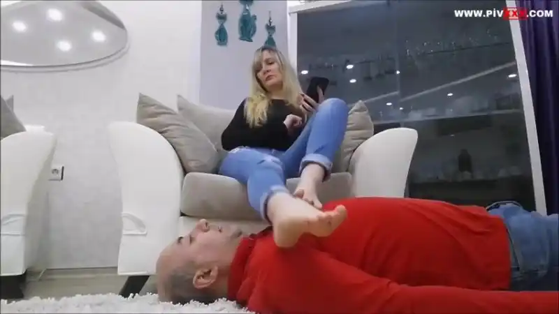 Yere uzan ve ayak tabanlarımı öp - Sansürsüz türk porno
