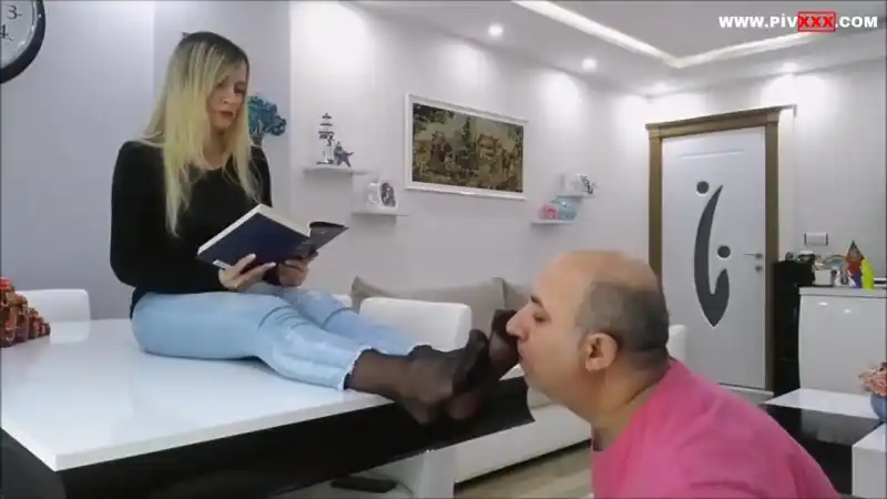 türbanlı porn: Ben kitap okurken sen ayaklarımla ilgileneceksin 