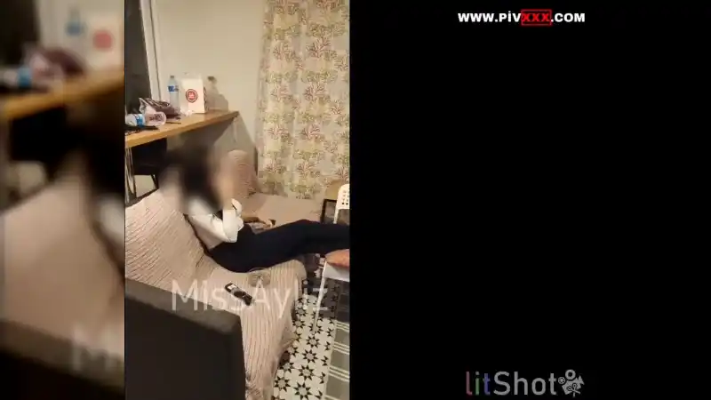 Çekirdek çıtarken ayak taptırması - porno türk türbanlı (HD)