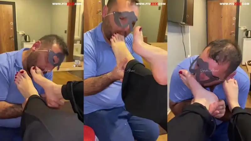 porno izle: Ayak parmaklarımı emdirdim 