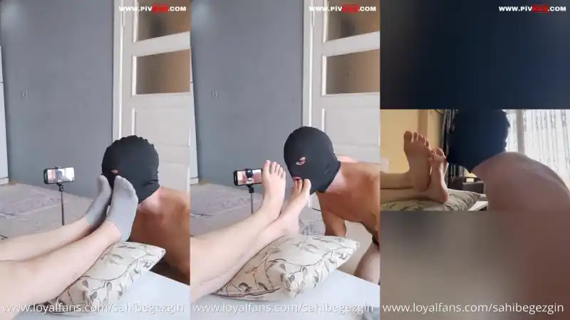 türbanlı ifşa: Sniff my sock , lick my feet ! 