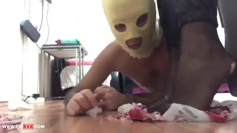 Doğum günü pastasını ayaklarımdan yedi şanslı köle - Yeni 2026 porno türbanlı