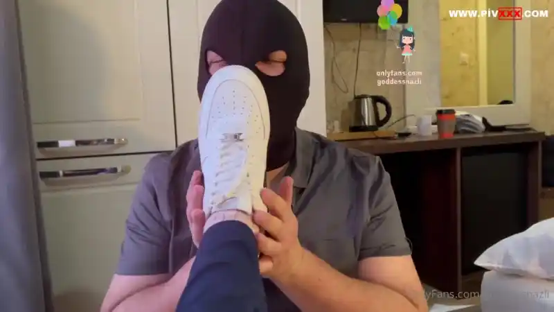 Yeni̇ ayakkabimin sokakta leş gi̇bi̇ olan tabanlarini öylece birakamazdim 1 - Sansürsüz porno türbanlı