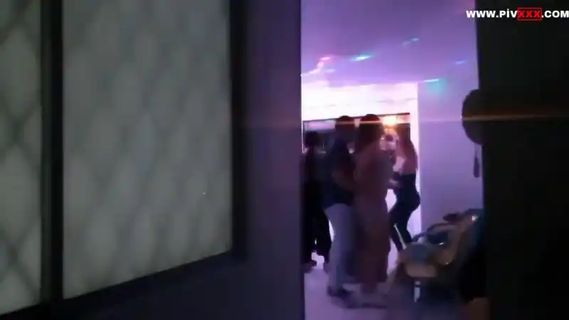 Hollandadan gelen türk çift gittikleri partide ankara havasında oynarken ayakta sikişiyorlar - Sansürsüz türbanlı