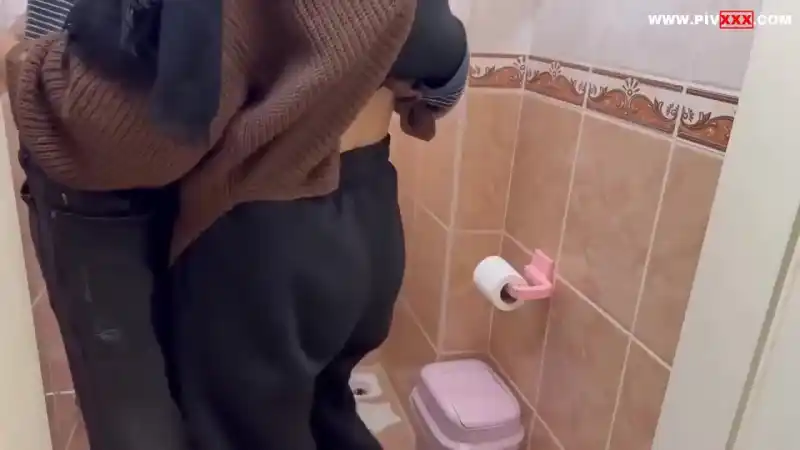 Türbanlı kadını şantiye tuvaletinde sikiyor - Türkçe Altyazılı türk porno türbanlı