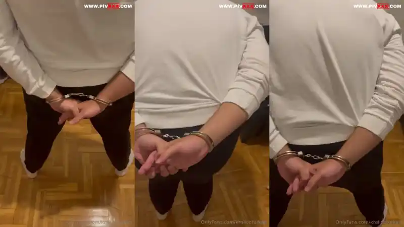 Zavallı kölemin toplarına sert tekmeler ve kölemin acı dolu dakikaları • sahibe leyla - türbanlı sikis (Sansürsüz)