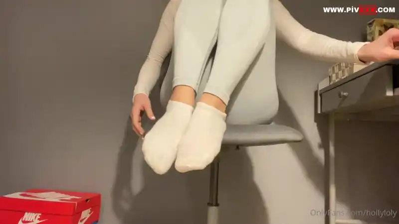 Ayak içeriği diye ölüp bitiyordu bazılarınız – holly loly - türbanlı nude (Türkçe Altyazılı)