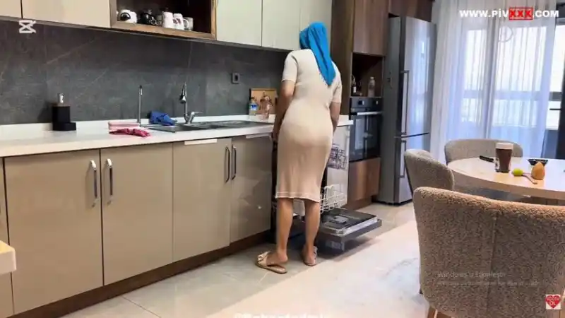 Fatma ile her telden seksi elbisesiyle kalça yanaklarını sergiliyor - Yeni 2026 türk porno türbanlı
