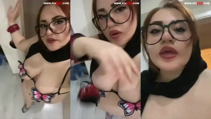 Gözlüklü türbanlıyken memelerini açıp götünü sergiliyor - HD türbanlı porno izle