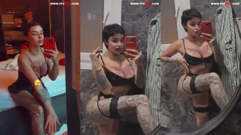 türbanlı pornolar: Dövmeli hilal çelik aynada seksi pozlar verip bacak arasını okşuyor 