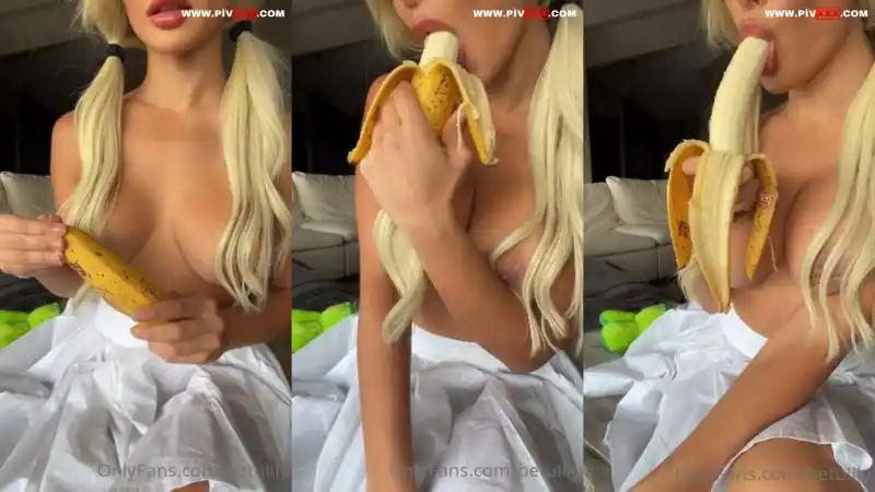 Sarışın betülily muzla oynuyor yalıyor ağzına alıyor - Sansürsüz porno türbanlı türk