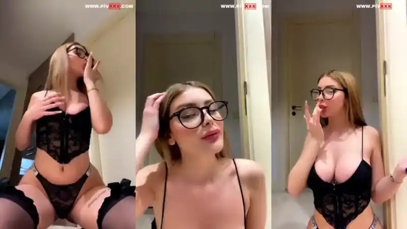 türk türbanlı pornoları: Gözlüklü sarışın celine tango bacaklarını açıp poz veriyor 
