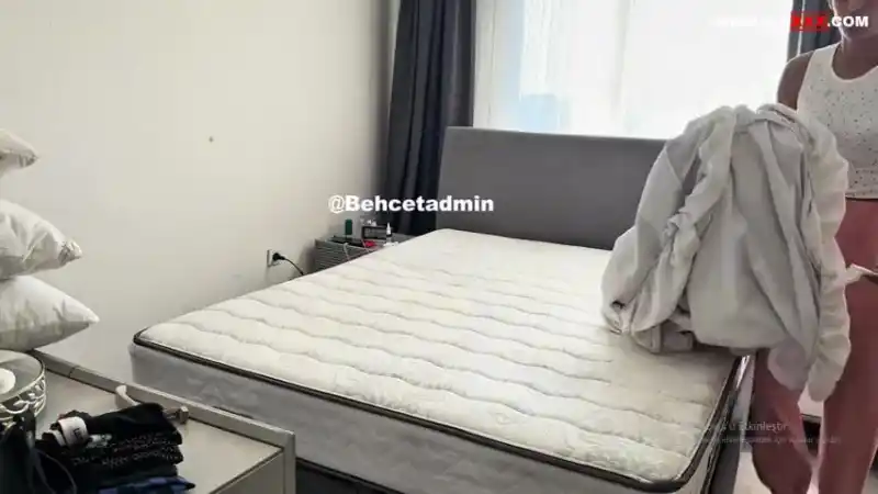 Göksü düldül yatak odasını temizliyor, kıvrımlarıyla eğiliyor - HD türbanlı porno twitter