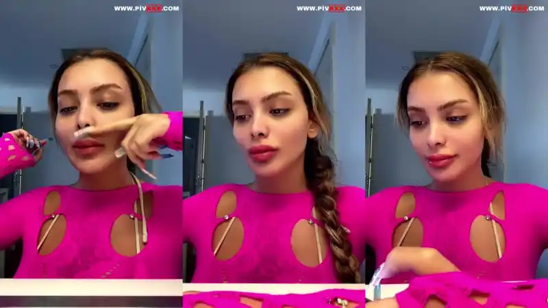 türbanlı türk porno: Celine tango pembe kıyafetle saçını örerken poz veriyor 