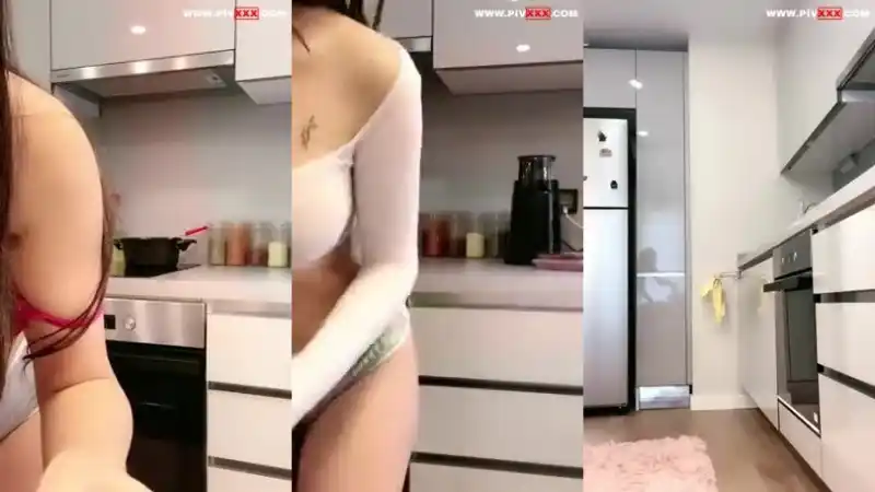 Mercedes sena mutfakta seksi dansıyla şov yapıyor, külotunu indirip kıçını sallıyor - Full İzle porno türbanlı