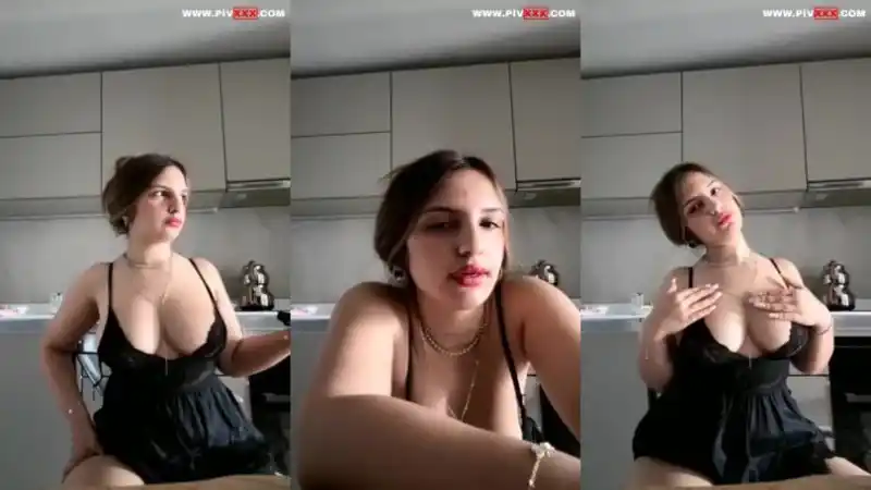 porno türbanlı: Tuğçe tusem mutfakta seksi elbisesiyle göğüslerini sergiliyor 
