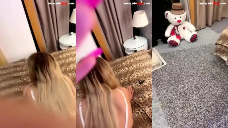 türbanlı porno twitter: Tango leopar yatakta kıvırıp poposunu sallıyor amını elliyor 