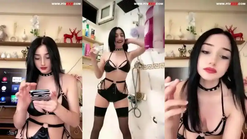 türbanlı ifşa: Benasteria sigara içip telefonla poz verirken seksi iç çamaşırıyla şov yapıyor 