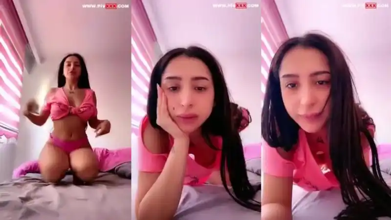 Tango pabirli pembe tangasıyla yatakta kıvranıyor - Sansürsüz türbanlı türk pornoları
