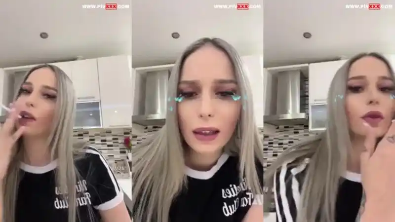 Merve sanay mutfakta telefonuyla seksi pozlar veriyor - Türkçe Altyazılı türbanlı sakso