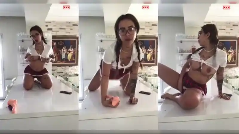 Shawty okul kızı kıyafetiyle dildo emip amına sokuyor - türbanlı sex twitter (HD)