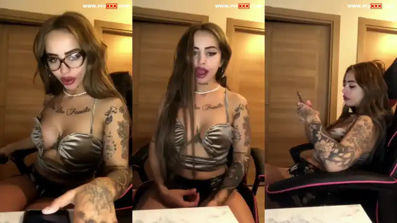 Shawty dövmeli vücuduyla telefonla oynarken azgın bakışlar atıyor - Yeni 2026 türbanlı nude