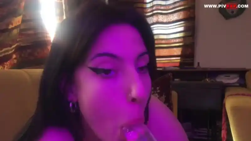 Nadeiline mor ışıkta dildoyu emiyor - Yeni 2026 türbanlı pornosu