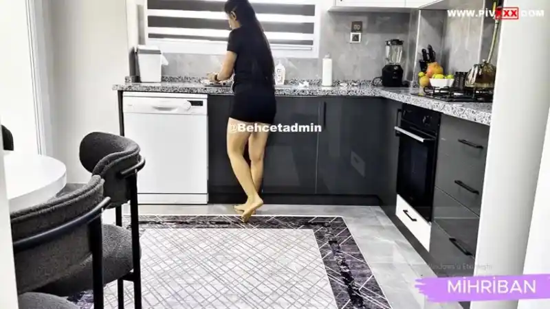 Mihriban tayt şortunu giymiş mutfakta bacaklarını açıp eğiliyor - HD türbanlı sikiş