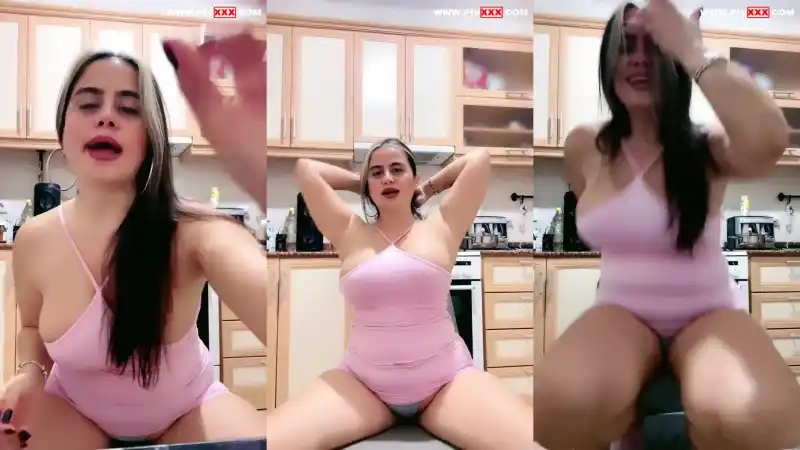 porno izle: Ayşe elbi mutfakta seksi dans edip kalçalarını sallıyor 