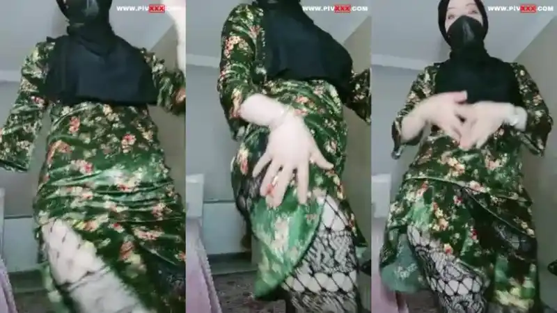 Türbanlı boncuk tangoda eteğini kaldırıp çoraplarını açıyor - HD türbanlı sikiş