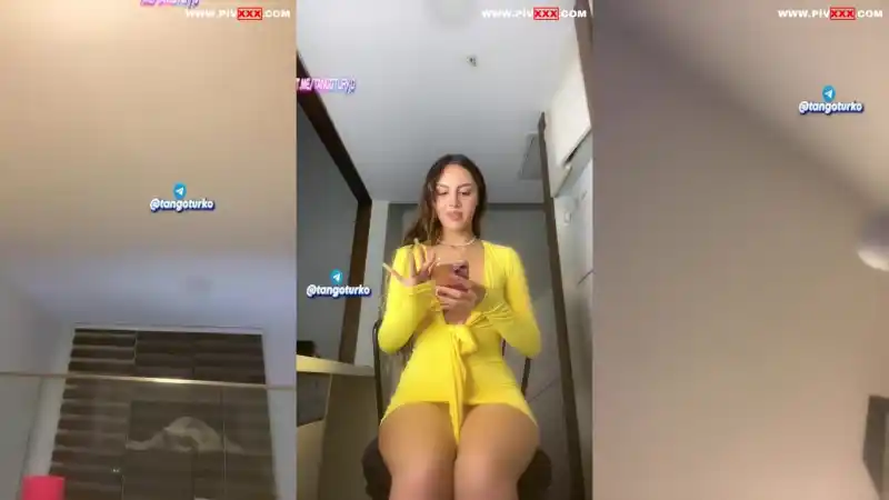 Semfunny tango yayınında sarı elbisesini açıp amını elliyor - Bedava sotwe türbanlı