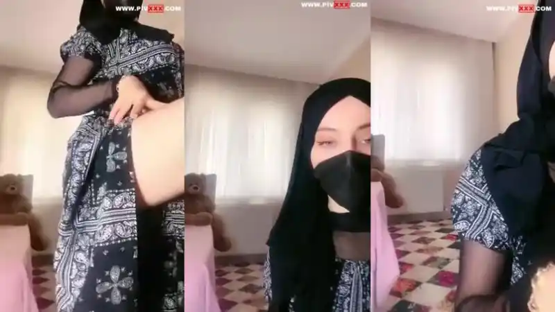 türbanlı türk pornoları: Türbanlı boncuk tangoda memelerini açıp kameraya bakıyor 