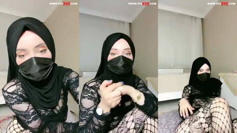 türbanlı pornosu: Türbanlı boncuk tangoda seksi pozlar verip kalçalarını açıyor 