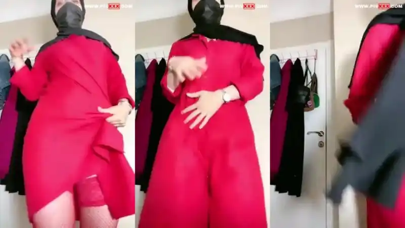 Türbanlı boncuk tangoda eteğini kaldırıp götünü açıyor - Türkçe Altyazılı türk porno