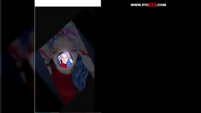 türbanlı porn: Türbanlı boncuk tangoda memelerini açıp okşuyor 
