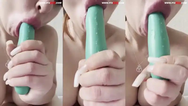 Biricik tango yeşil dildoyu ağzına sokup yalıyor - Bedava porno türk türbanlı