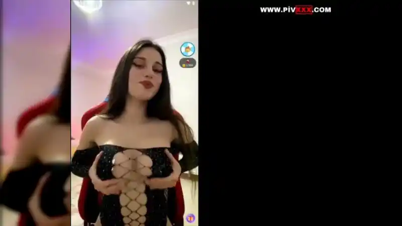 Zeynepiksy canlıda memelerini okşayıp içki içiyor - Yeni 2026 porno türbanlı