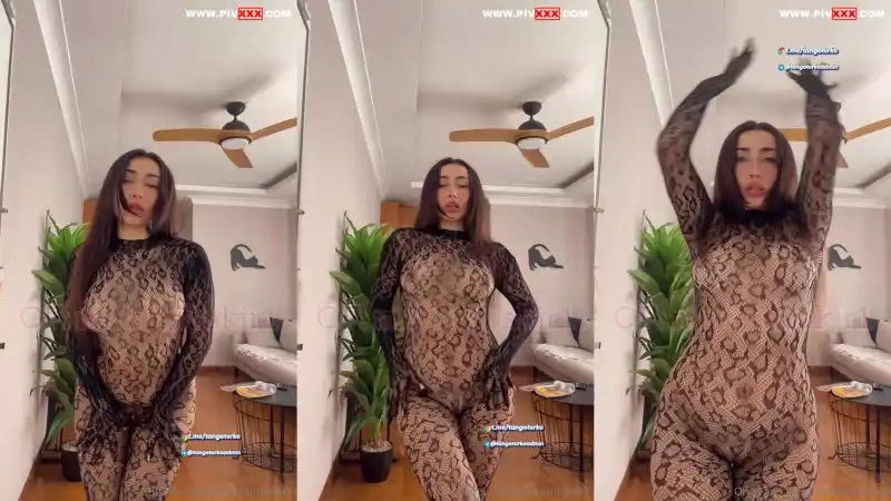 türbanlı nude: Meltem bakır transparan yılan derisi kıyafetle götünü sallayıp poz veriyor 
