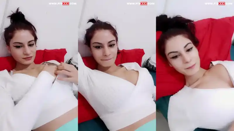 Beste burul tangoda memelerini açıp yatakta poz veriyor - HD türk türbanlı pornoları