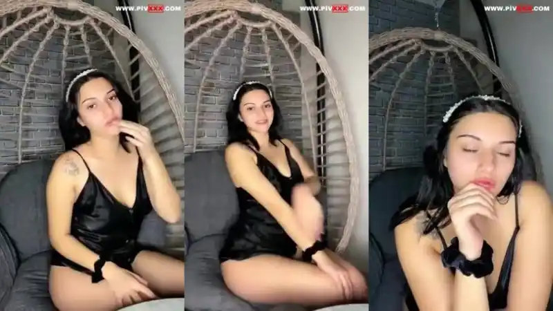 Tango bloom siyah gecelikle sandalyesinde poz verip cilve yapıyor - Bedava porno izle