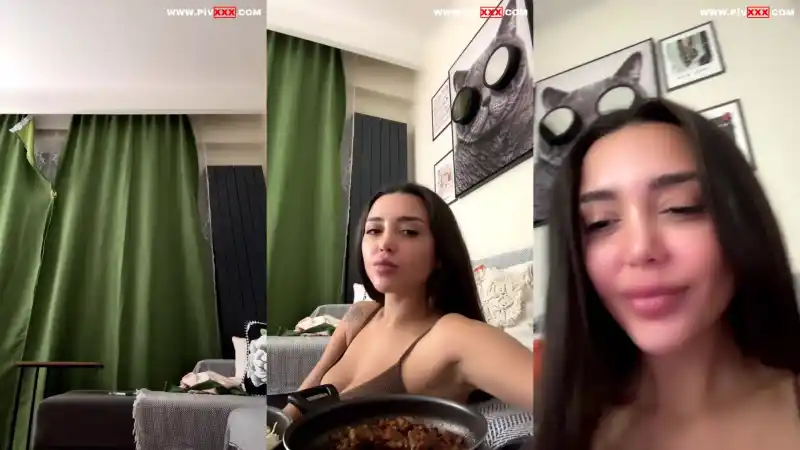 Ada kumsal canlıda yemek yerken memelerini açıyor - Türkçe Altyazılı türbanlı sex