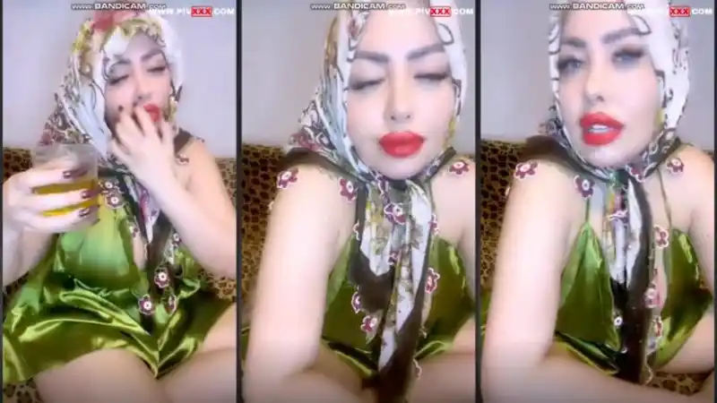 Ilçin karagöz tangoda türbanlı yeşil satende poz verip içki içiyor - Full İzle türbanlı sex
