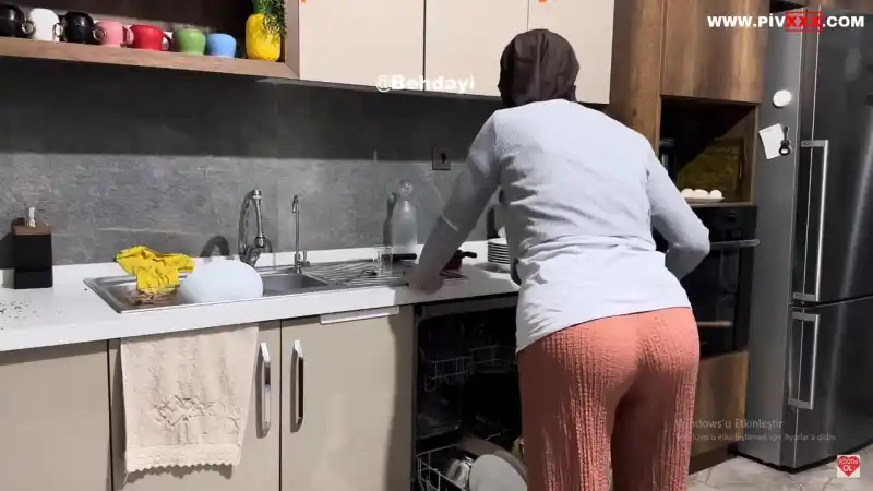 Türbanlı fatma mutfakta bükülüp kalçalarını sallıyor, her telden azgınlık - HD türbanlı pornosu